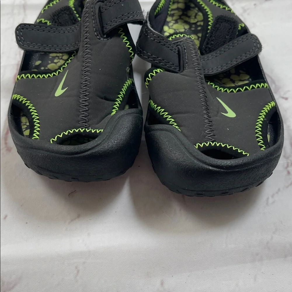 Toddler Nike water shoes 10